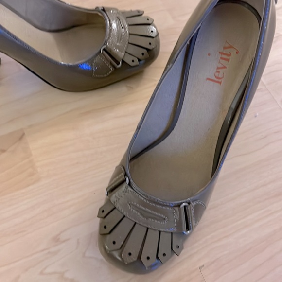 Levity Sz. 8.5 Taupe Heeled Loafer - Picture 2 of 8